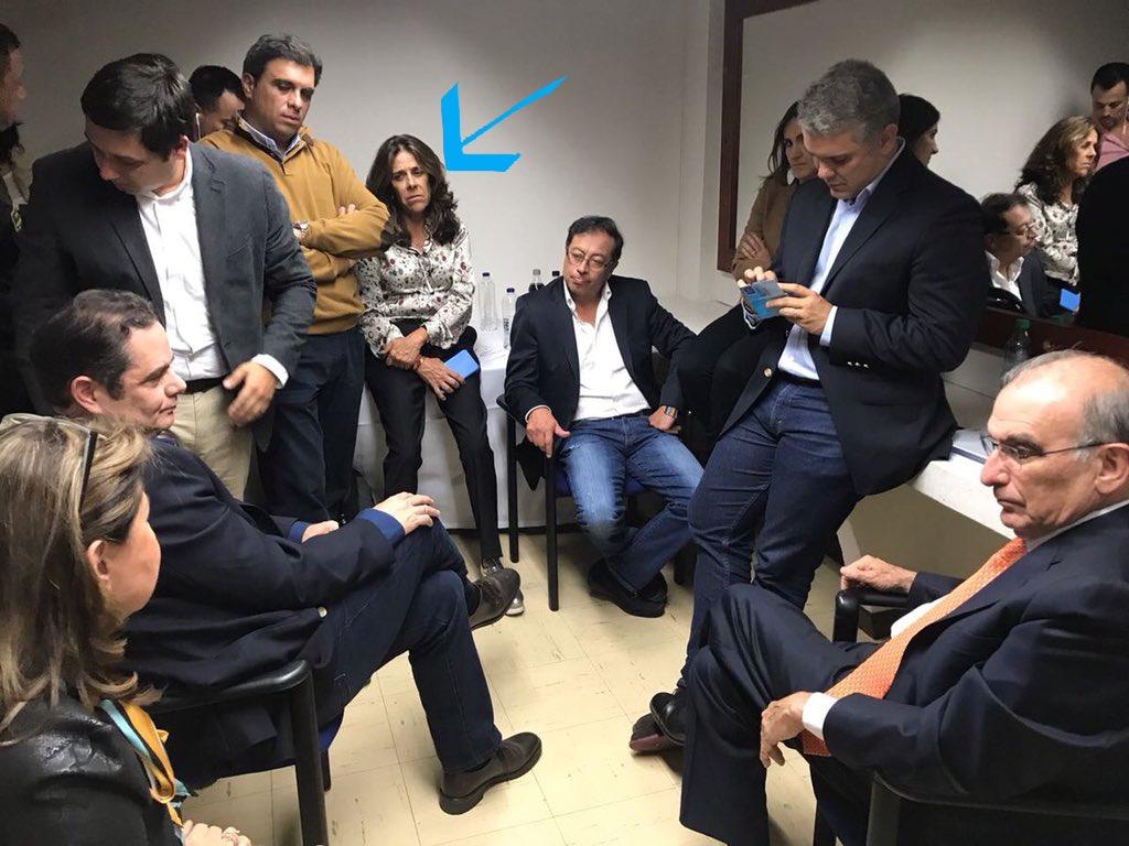 petrogustavo's tweet photo. Miren como viralizan la mentira.

Así dicen que soy ateo, o que voy a expropiar o que voy a volver a Colombia como Venezuela.

Quienes vuelven a Colombia como Venezuela son quienes nos hacen depender del petroleo, piden cerrar cortes y asesinan jovenes
 https://t.co/xj0etyOdoT
