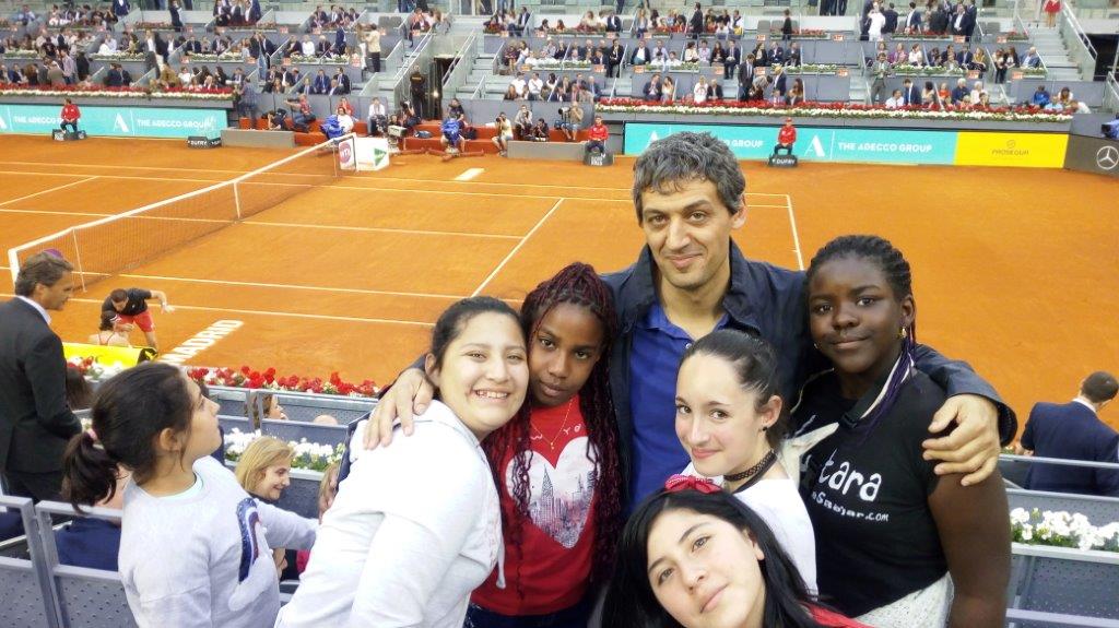 MADRID's tweet photo. Los palcos que corresponden al Ayuntamiento en el Open de Tenis han sido disfrutados por más de 600 personas: mayores, menores y adolescentes con riesgo de exclusión social, personas enfermas, sin hogar, refugiadas, etc. https://t.co/LD5uCZnTPg https://t.co/7efuJtrCa0