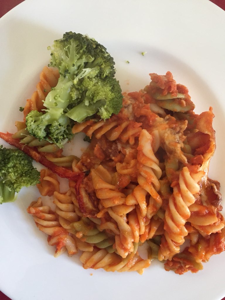 WPS_Trips's tweet photo. M2: Suppertime! And look what’s for those with clean plates, after pasta and ‘trees’ ! #hungrysquirrels @Naturesbase https://t.co/FWAcS9mrIg
