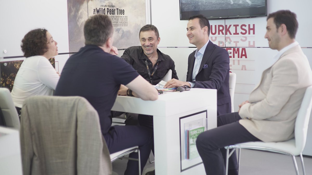 RabarbaDergi's tweet photo. 71. Cannes Film Festivali Ana Yarışma’da son filmi Ahlat Ağacı ile yarışan Nuri Bilge Ceylan, Uluslararası Boğaziçi Sinema Derneği tarafından organize edilen Türkiye standına konuk oldu. https://t.co/d1wy2vcXdY