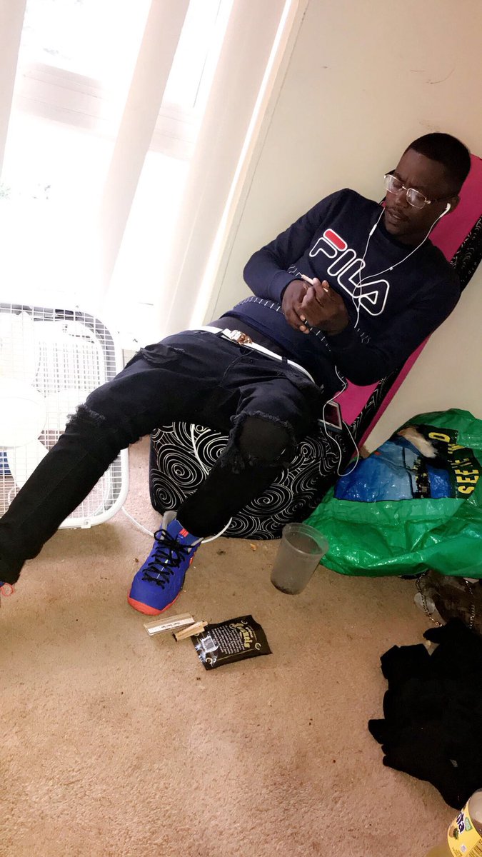 DeuceWann22's tweet photo. #DifferentBreed👣🖤💯 https://t.co/tFldfGgG87