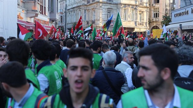 yenisafak's tweet photo. #CANLI ABD’nin Kudüs’te büyükelçik açma kararını protesto etmek için binlerce kişi Taksim Tünel'de 'İşgale karşı ses ver' sloganıyla yürüyüş gerçekleştiriyor #Nakba70 #KudüsiçinSesVer

İzlemek için tıklayınız:
https://t.co/5p94aL5KnF https://t.co/XFT3W0sBpv