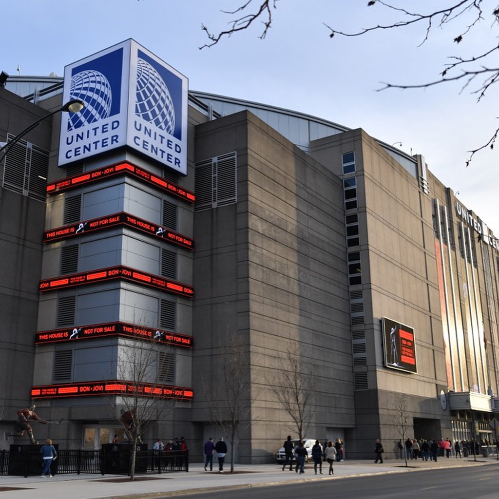 #FunFact: We are only a 10 minute walk from the <a href="/UnitedCenter/">United Center</a>. Stay with us the next time your favorite event comes to #Chicago!