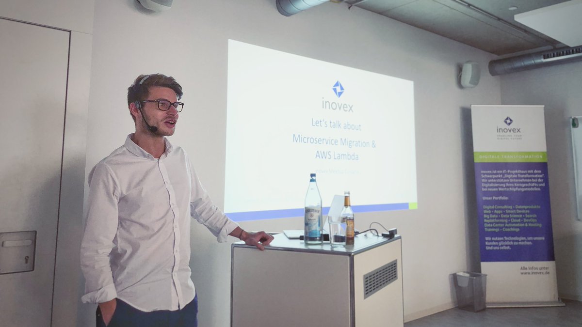 .<a href="/johannesgiani/">Johannes Giani</a> beginnt unser #Meetup in Köln mit seinem Talk zur Einführung von #Microservices.