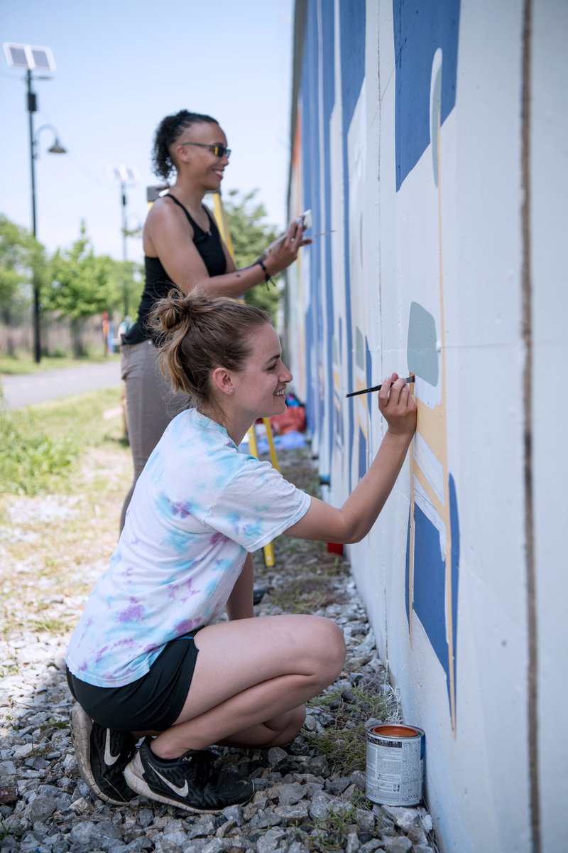 dcwallsfestival's tweet photo. Artists are finalizing their #murals throughout the #NoMa area and their pieces are truly coming together. • @zunzima #kateflemingpaintings @brocoloco #johan_moorman • Pics = #emcalary, @buwj111, #owley • @powwowworldwide #streetart https://t.co/57bVJjDcug