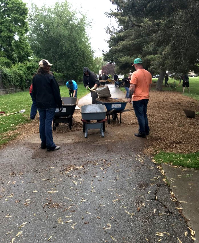 JulieFogerson's tweet photo. #WFvolunteers giving time to Ustick @CityOfBoise park beautification project rain or shine! #LIVBoise #EnergizeOurNeighborhoods #NeighborhoodLIFT #LIFTtheBlock https://t.co/6HD8G8Evlr