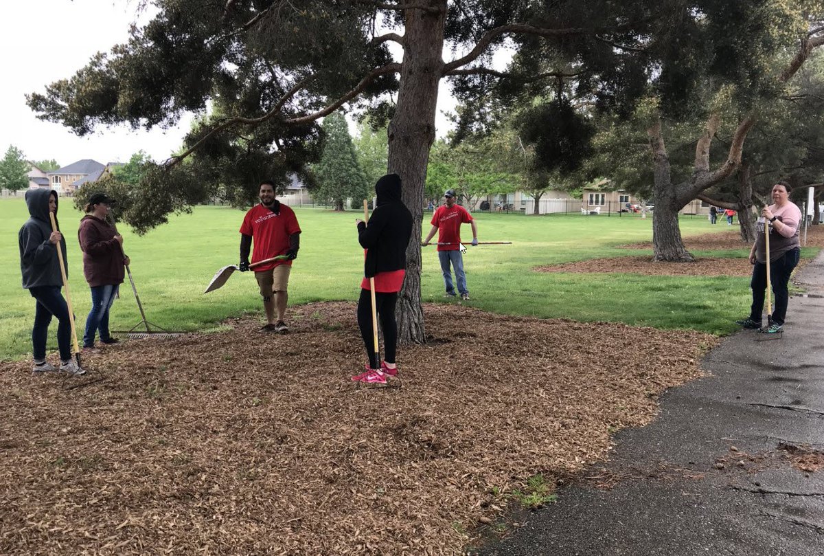JulieFogerson's tweet photo. #WFvolunteers giving time to Ustick @CityOfBoise park beautification project rain or shine! #LIVBoise #EnergizeOurNeighborhoods #NeighborhoodLIFT #LIFTtheBlock https://t.co/6HD8G8Evlr