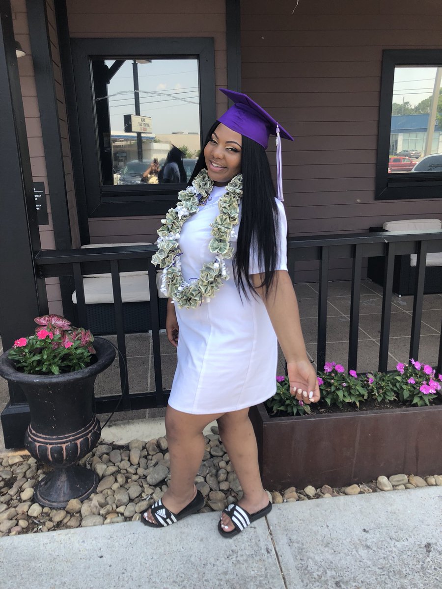nasshaaaa's tweet photo. Mamaaaa I did it 😛💜 C/o 2018 🐯 https://t.co/vSa9HQVVOo