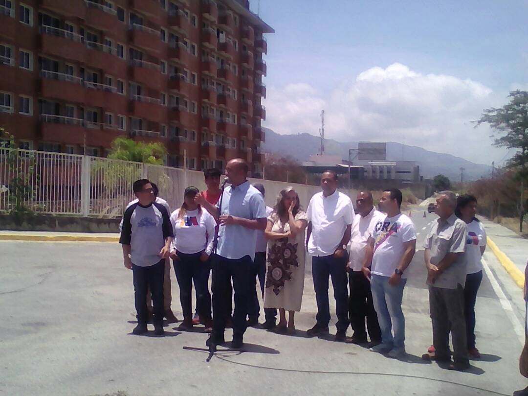 MirandaGob's tweet photo. Gobernación de Miranda reinaugura la avenida La Jarana en Guatire tras sufrir una falla de una tubería de matriz de agua generando hundimiento del terreno e impidiendo el paso vial. #MirandoAlFuturo #14May https://t.co/Qwya6SCeay
