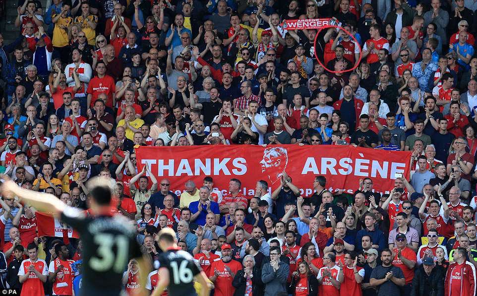 thedogsbollock's tweet photo. Parti mais pas oublié...
it’s been emotional
#COYG #GoonerFamily #AdieuArsene #Arsenal #HTFCvAFC https://t.co/0w2uSgOVbj