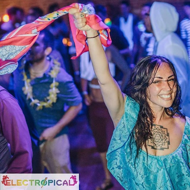 NadiCamelKyle's tweet photo. Wave your flag if you feeling it #Electropical https://t.co/ssLO15Xliu https://t.co/YXSOhY4sDS