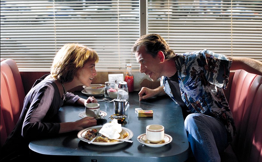 Édgar Pérez Pineda y su chica se meten en el papel de Pumpkin y Honey Bunny, los asaltantes de Pulp Fiction:
goo.gl/n7aNoJ