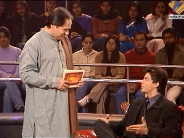SRKBDCFC's tweet photo. #SRKThrowback: Shah Rukh Khan ( @iamsrk ) in Jeena Issika Naam Hai Tv Show. https://t.co/iCXNnKuacv