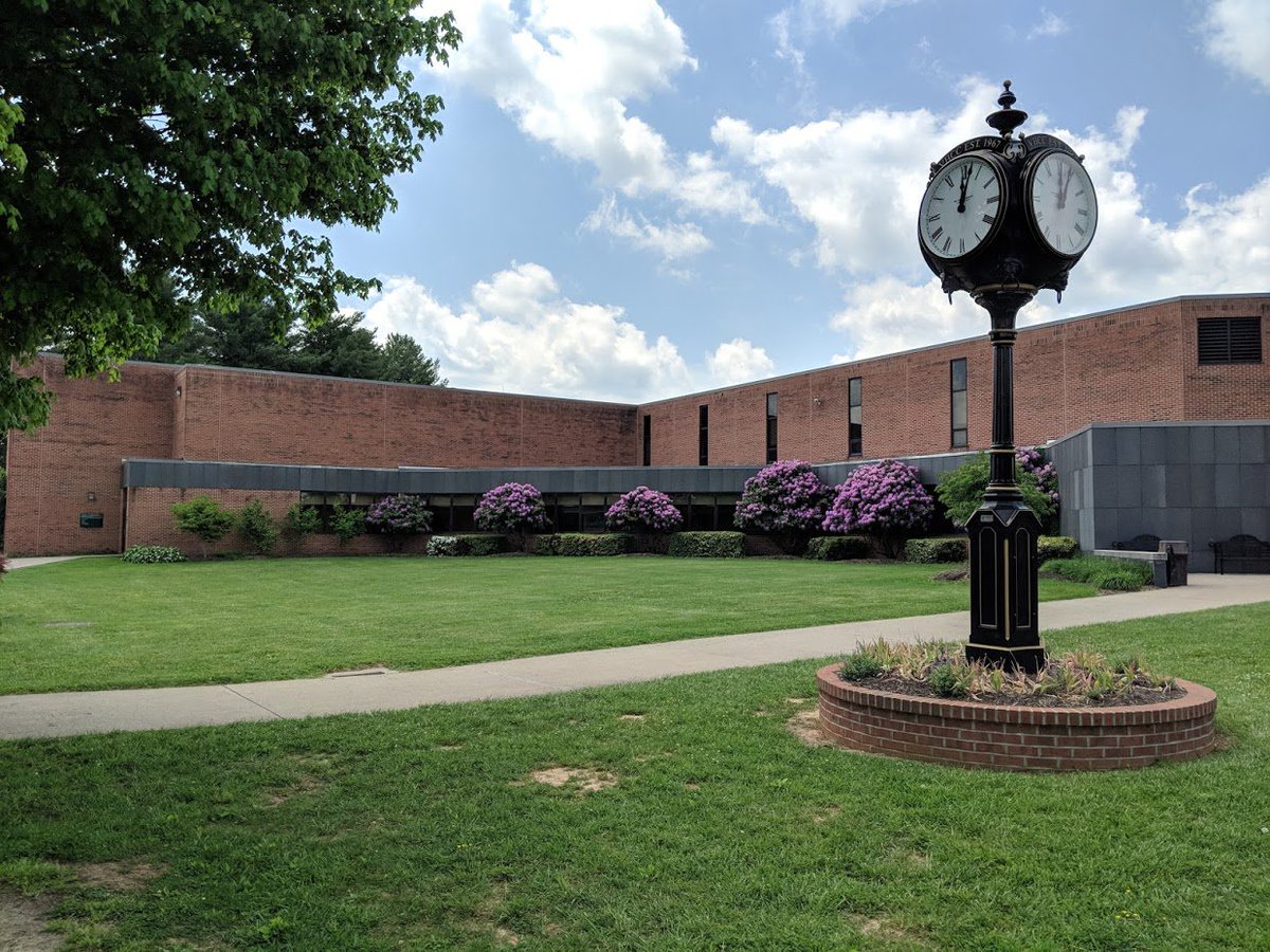 GEVHCC's tweet photo. Today we celebrate a relatively quiet day on campus and reflect on the academic successes of our students this semester. Great Expectations and @VHCC are making a difference in the lives of Virginia's Foster Youth through this program. #GreatExpectations #VHCCGrad #MyVHCC https://t.co/47k0ii3lP2