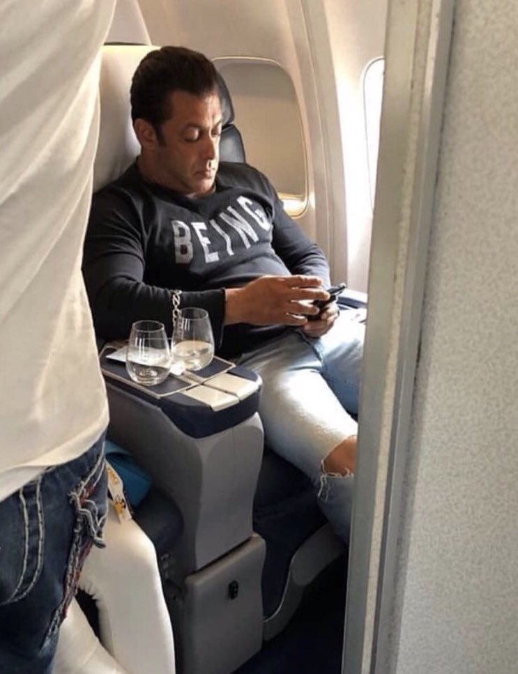BSKFanClub's tweet photo. Candid pic of #SalmanKhan in Flight, while returning to Mumbai. 😘 #LikeABoss https://t.co/GMU84n1vD6