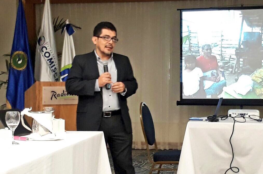 SaludPublicaRD's tweet photo. Representantes de El Salvador y de Belice presentan la realidad de sus respectivos países en el área de Promoción de la Salud, durante el taller de “Diagnóstico de la Situación de Promoción de la Salud en Centroamérica y RD”.
#RDPPTCOMISCA2018 #SaludPúblicaRD #COMISCA @SECOMISCA https://t.co/VuSZhEJblO