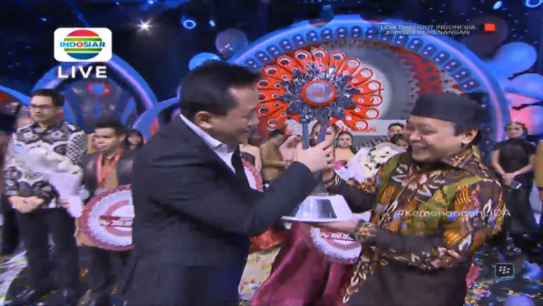 Indosiar's tweet photo. Selamat kepada Selfi juara pertama Liga Dangdut
Selamat kepada Rara Juara kedua Liga Dangdut
Selamat kepda Arif juara ketiga Liga Dangdut

#KemenanganLIDA https://t.co/v1vXk3KhLa
