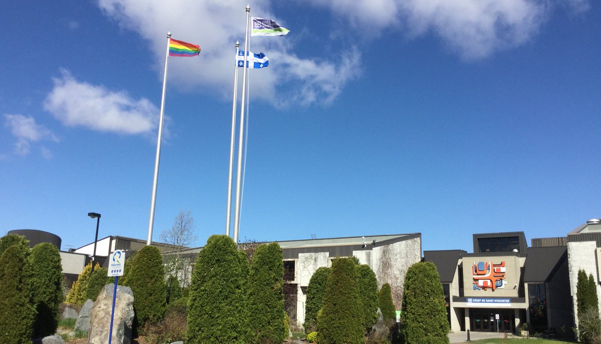 Ce midi, avait lieu la levée officielle du drapeau LGBTQ+ devant l’entrée principale du Cégep. Par cette action, le Cégep démontre sa vision d’acceptation de tout étudiant ayant une diversité sexuelle ou de genre. 🌈 #LGBTQ