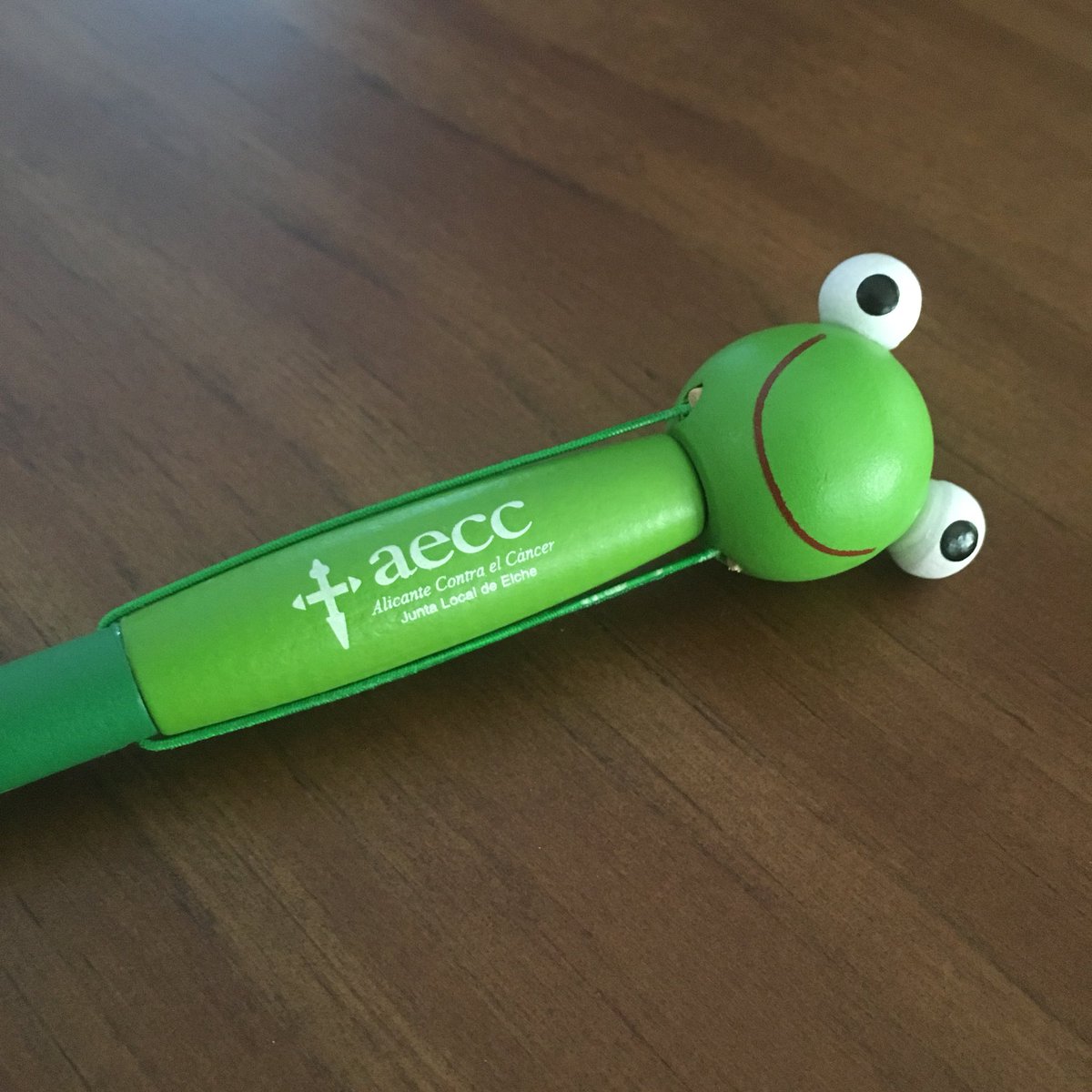 unsofaparatres's tweet photo. Una amiga les ha regalado dos bolis de la @aecc_es. La primera pregunta de Álvaro al decirle que tenía un regalo era si se comía jejeje. Felices de dar voz a una asociación tan grande como esta y que hace tanto bien! Gracias Araceli!

#todoscontraelcancer https://t.co/aSYoHrjpeI