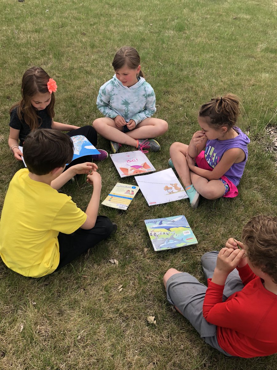hdreule's tweet photo. Reading outside!! What a gorgeous day! #reulesroom #DLSchools https://t.co/JXESWym5Pq