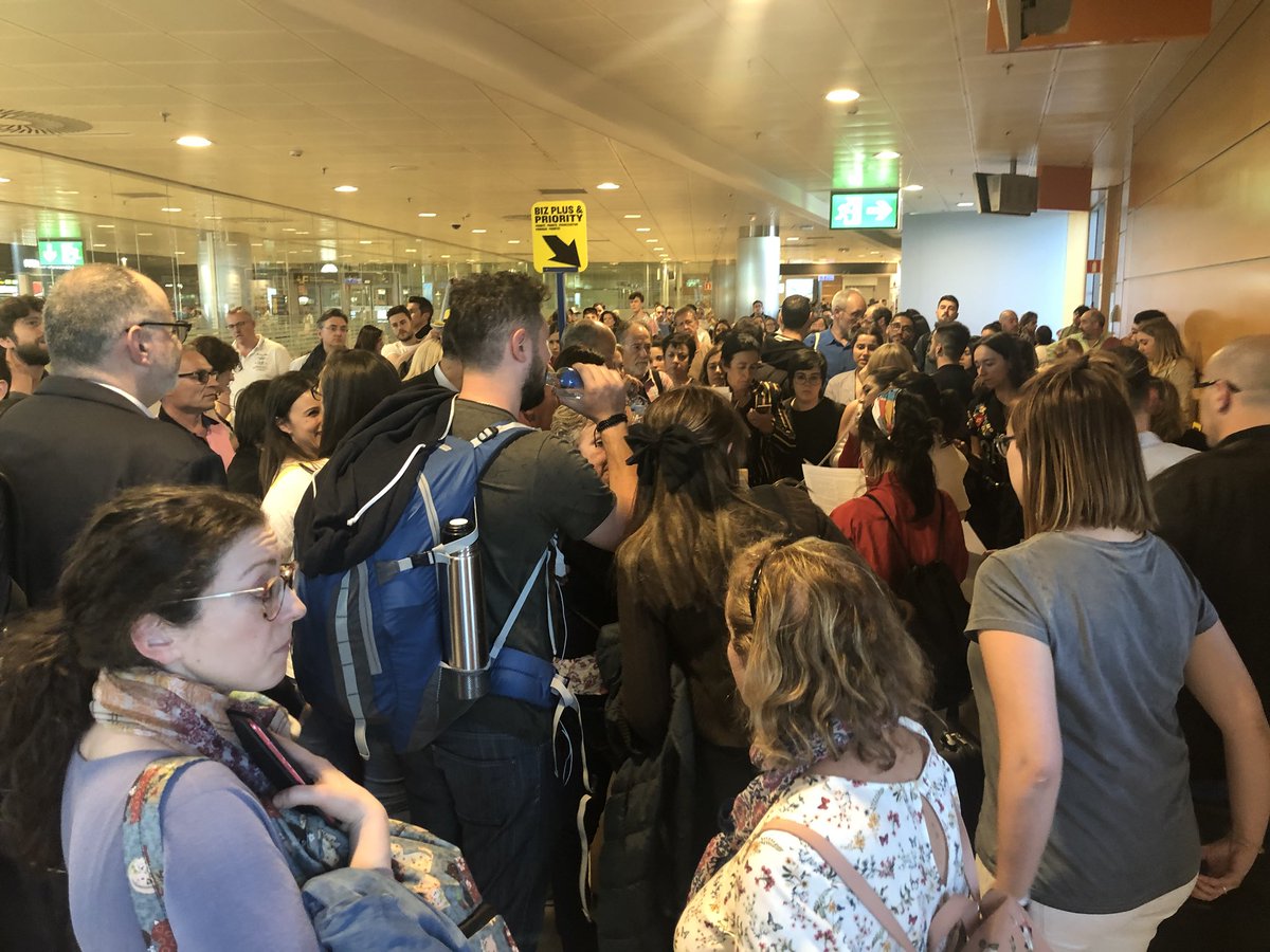ylemedina's tweet photo. Aquí seguimos los pasajeros del vuelo Madrid-santiago RYR 5313, sin saber que le pasa al avión, sin saber hora programada de salida y sin ningún tipo de información útil. #hubiesecogidorenfe @Ryanair_ES https://t.co/9qLhRnHJZW