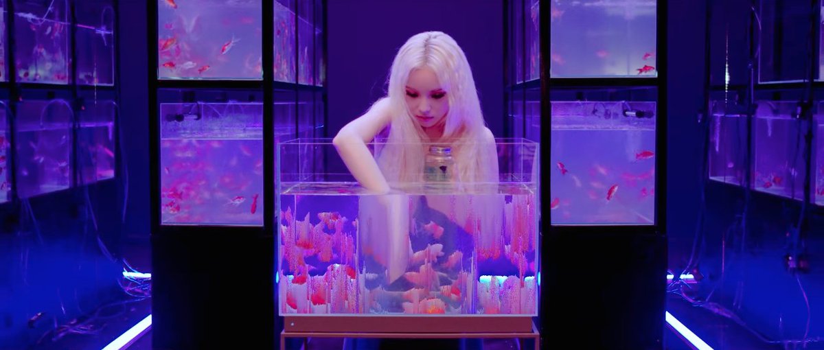 piggyxbackz's tweet photo. the "singing in the rain" mv is one of the most aesthetically pleasing music videos ever!! 💦♡
—
#LOOΠΔ #LOONA #JINSOUL https://t.co/mz7gf0MVnz
