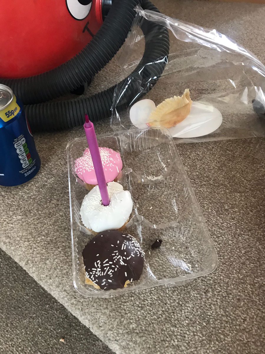 CarpetCoWey's tweet image. Not sure the everyone has the same concept of birthday cakes...... #birthdayfail #dorsethour