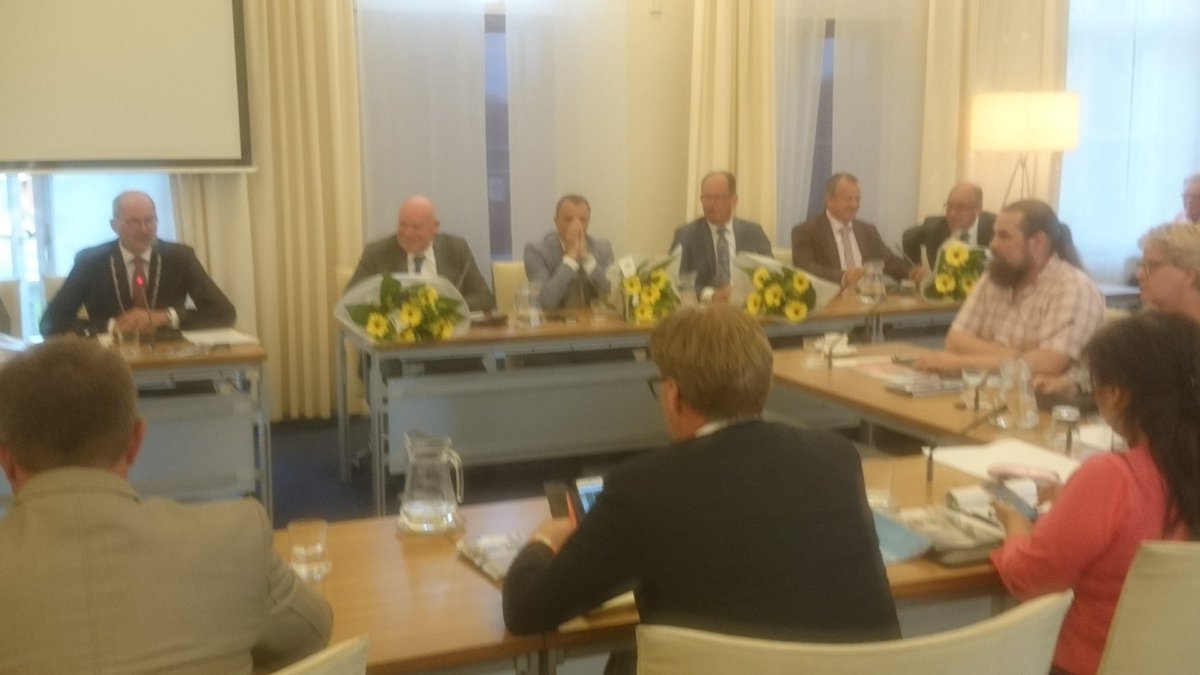 wimwarrink's tweet photo. Nieuwe college is benoemd. Men kan aan de gang. https://t.co/VXXSyVNgQl