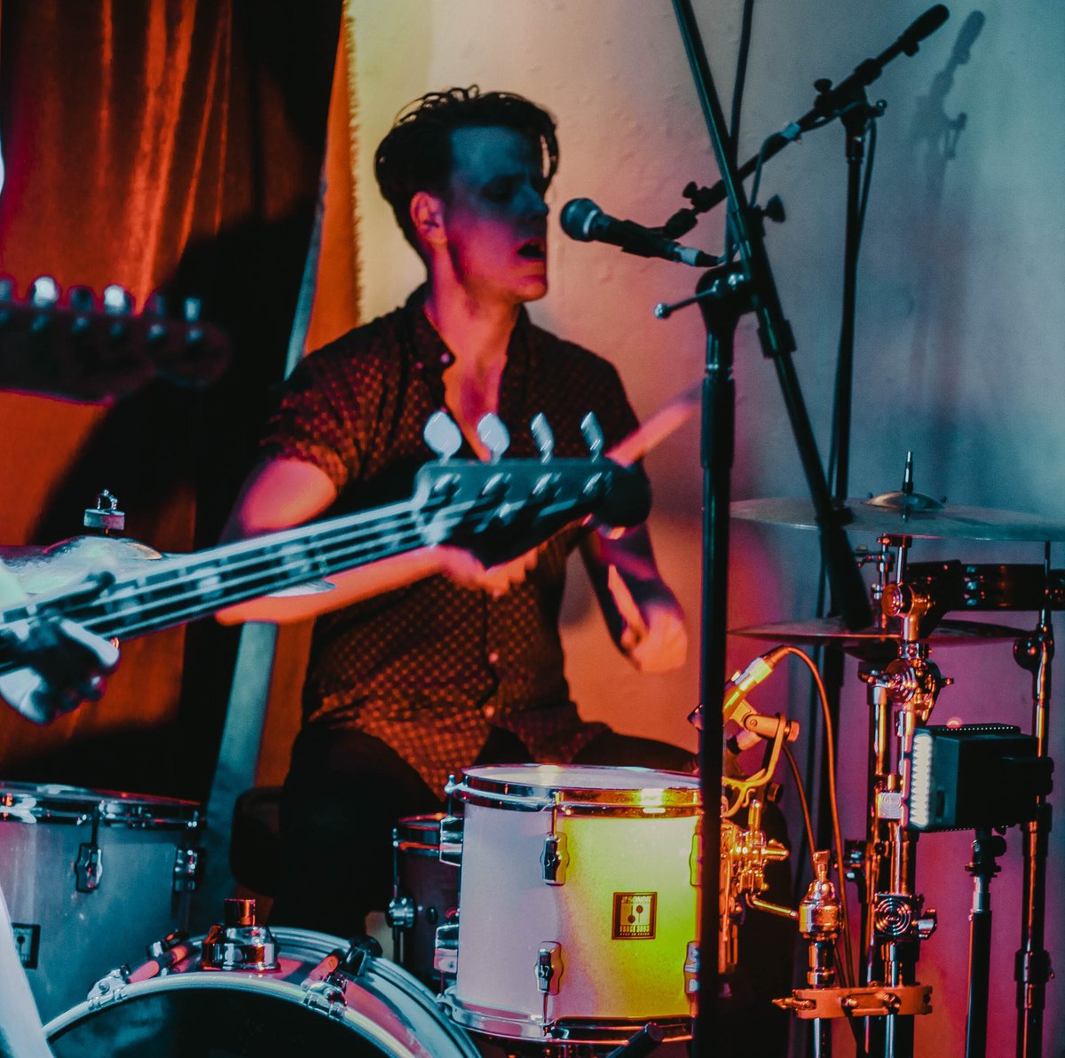 weareshiners's tweet photo. Looking forward to our @thegreatescape on Friday nearly as much as Lenny looks forward to wearing an appalling shirt. Catch us at the Prince Albert in Brighton alongside @HunterTheBear @stereo_honey @GiantParty and Amyl + the Sniffers for a big un 🍻🍻🍻 #SHINERS https://t.co/Uqui8EE5eB