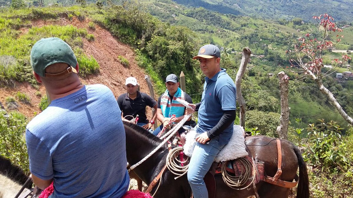 AlcaldiaCocorna's tweet photo. El compromiso de #CocornáFlorece por las comunidades rurales no para. Camino a la vereda Media Cuesta con @JohanAlcalde https://t.co/UASOIcpEDv