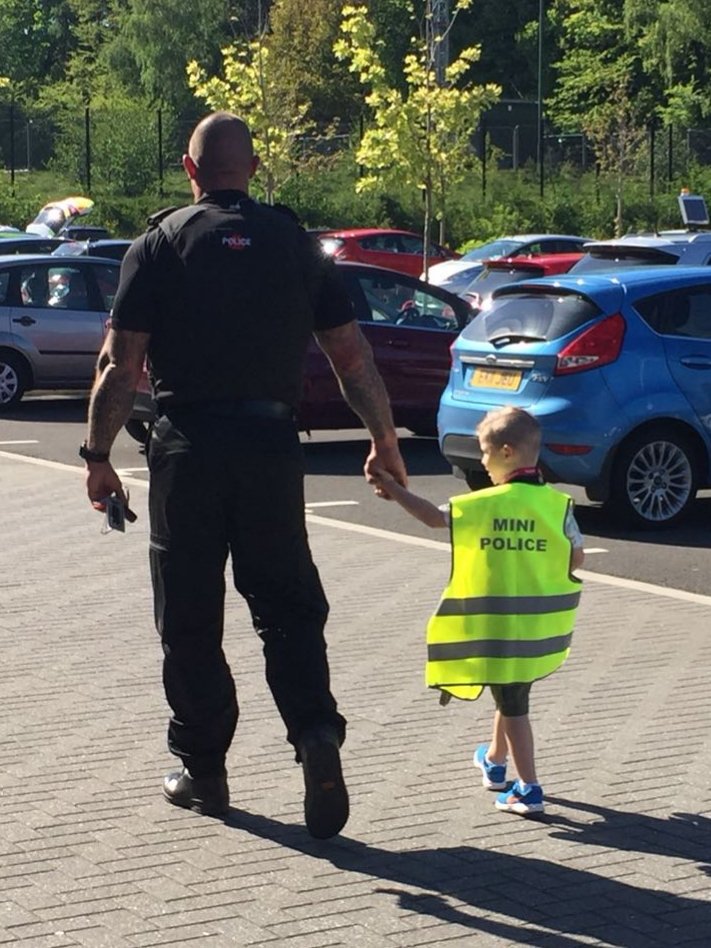 thedogman_918's tweet photo. Had a fantastic afternoon meeting a truly awesome little dude and his equally inspirational parents.

It was a pleasure to give him an "interceptors" treat meeting PD Ronny &amp; colleagues from @DurhamPolice @ClevelandPolice

Happy 5th Birthday Farren 🙂 https://t.co/X6Xwd7MUar