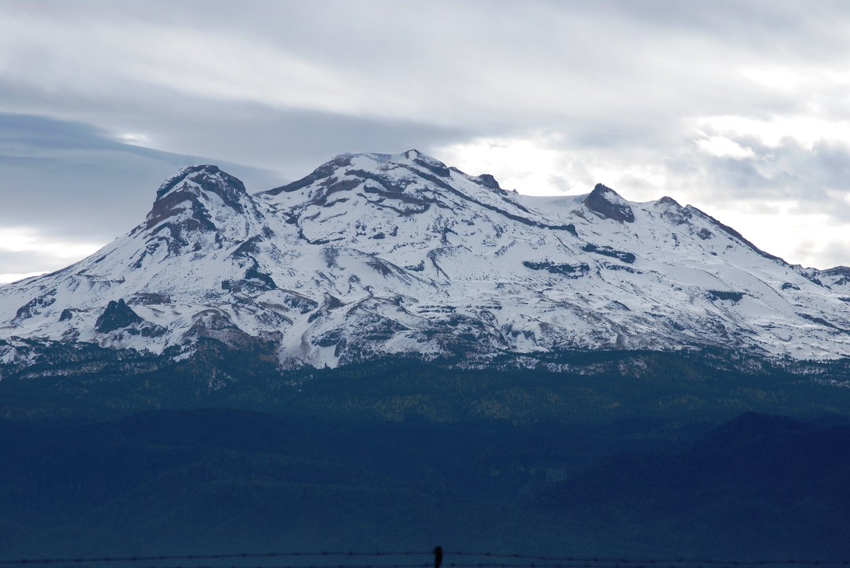 TrekkingMx's tweet photo. The amazing Iztaccíhuatl, did you see why we call her the Sleeping Woman?
#naturaleza #outdoor 🌋 ⛺🇲🇽 
Follow us: 
Facebook: trekkingmx Photo: Alejandro Linares Garcia
#bosque #forest #mountains #travel #pueblaesmidestino #senderismo #trekkingmx  #trekking #hiking #Mexico https://t.co/cCnrgnsJu1