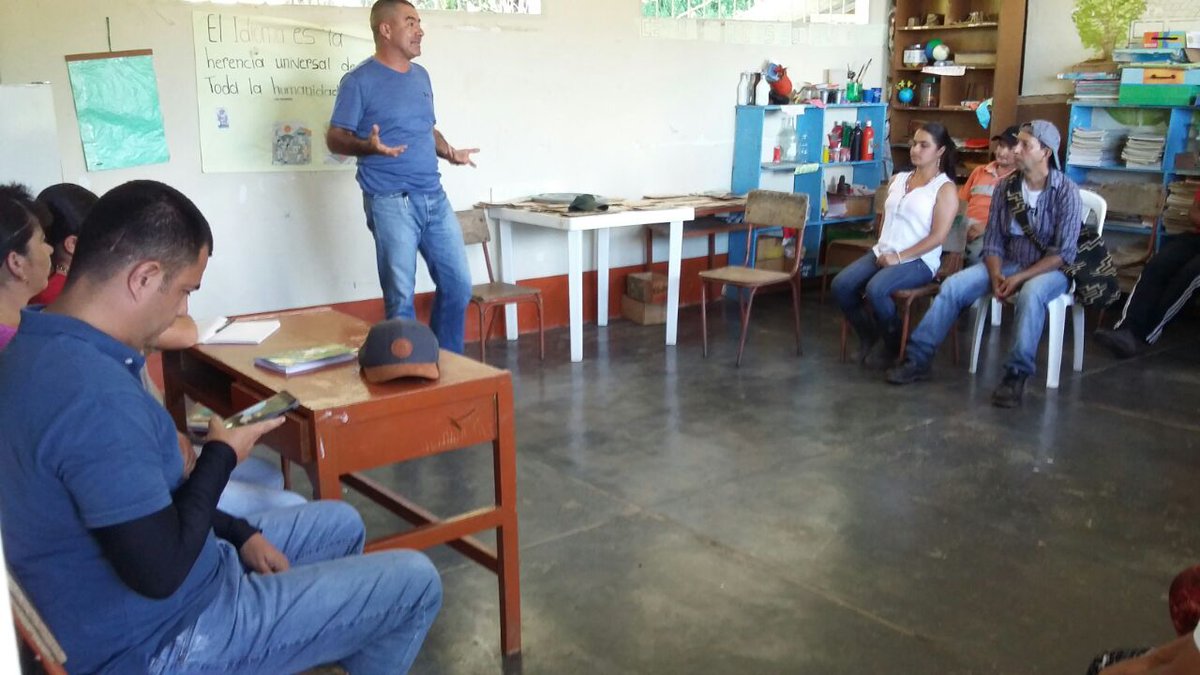 JohanAlcalde's tweet photo. Compartiendo con la Junta de Acción Comunal de la vereda Media Cuesta, presencia y compromiso en el territorio #CocornáFlorece https://t.co/G3htwE0pFz