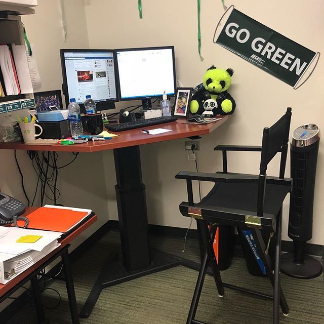 BDHProffer's tweet photo. When you discover your desk can raise so you can stand at it!! LOL it’s the little adulting things that make the day fabulous.
#adulting #desk #work #sapro #computer #ergonomic #michiganstate #panda #pandas #uab #studentprogramming #studentactivitities … https://t.co/Og0BEHibAe https://t.co/RmGBvKawgl