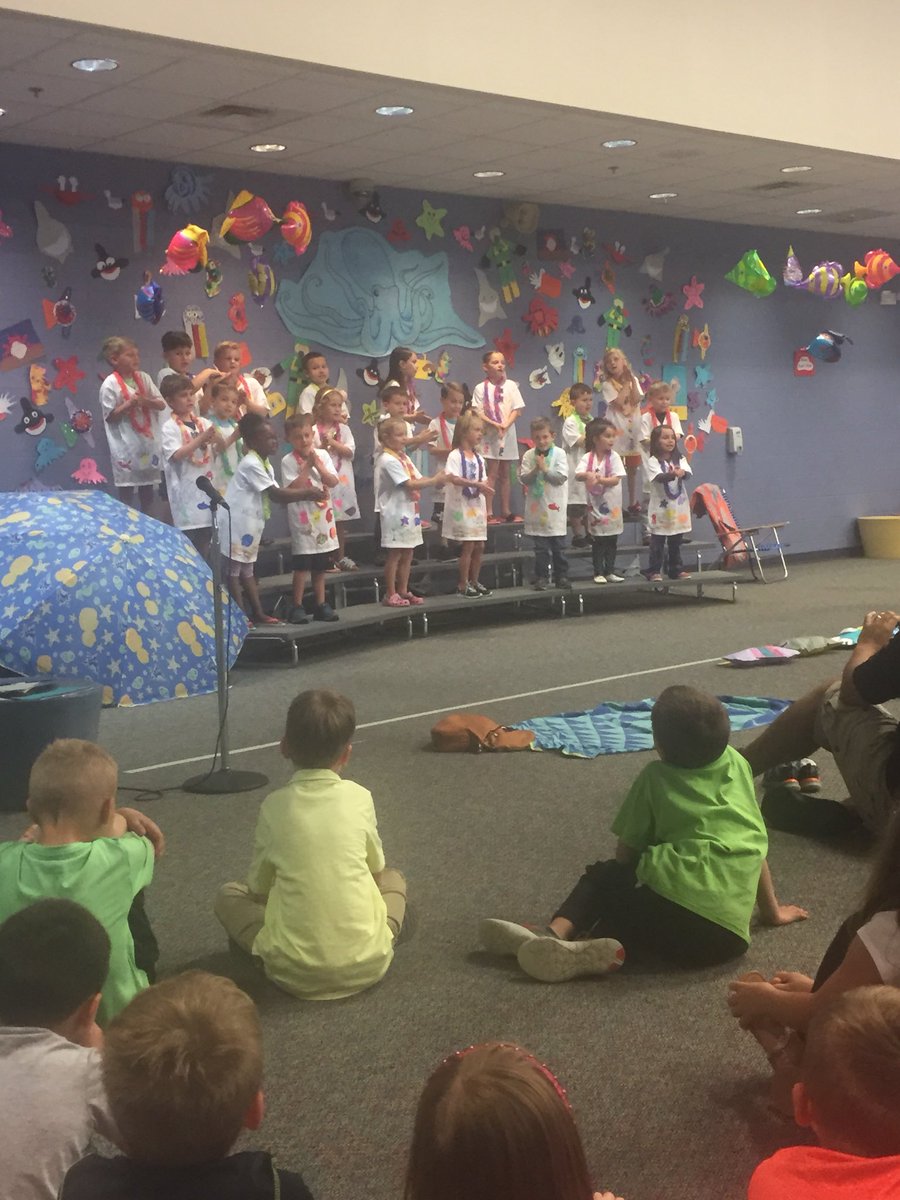 tchevironlme's tweet image. Watching Mr. Kottkamp’s Fishes Wishes program! #fisheswishes #traditions #30yearsstrong! #kindergartenrocks!
