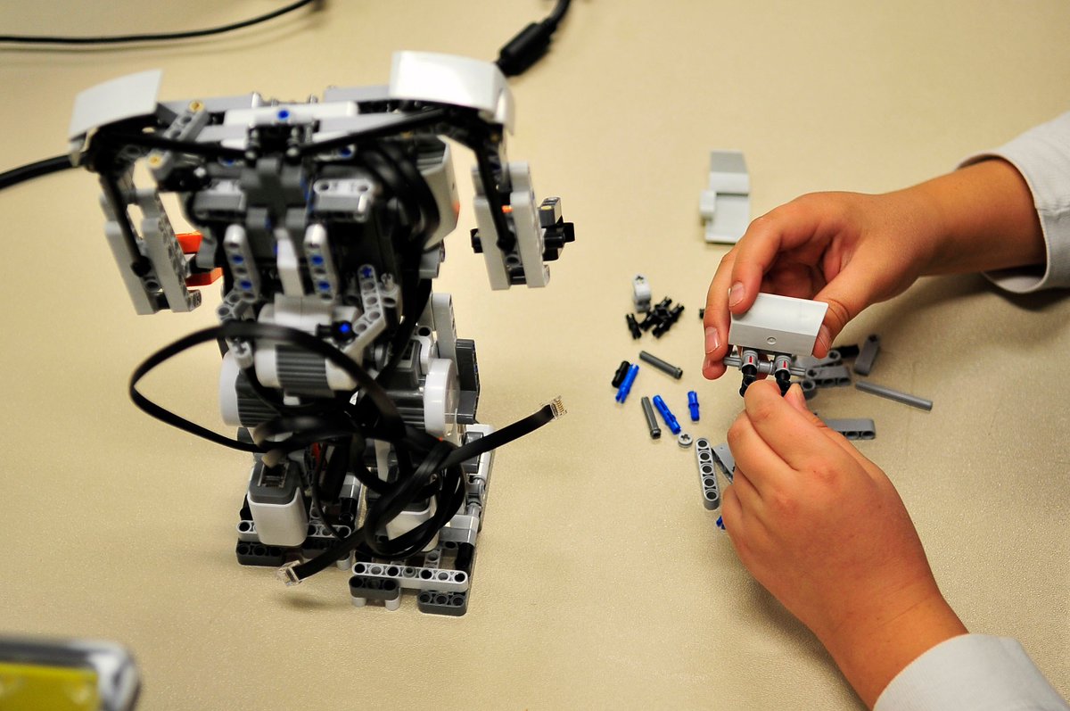 Конструирование робототехнической модели 5 класс. Лего конструирование. Робот из спичечных коробков. Конструирование робототехнической модели 5 класс. Конструирование и моделирование.