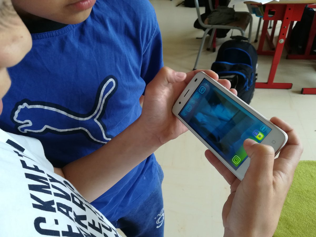 PetitsPrinces33's tweet image. Grand écart dans le temps, du passé au #futur 2/2 : Cet après-midi, nous avons reçu la visite de @philippeguillem de @canope_33. Il nous a présenté le #robot Cozmo et s&apos;est intéressé à notre façon de le découvrir. #robotiqueéducative #curiosité #questionnement