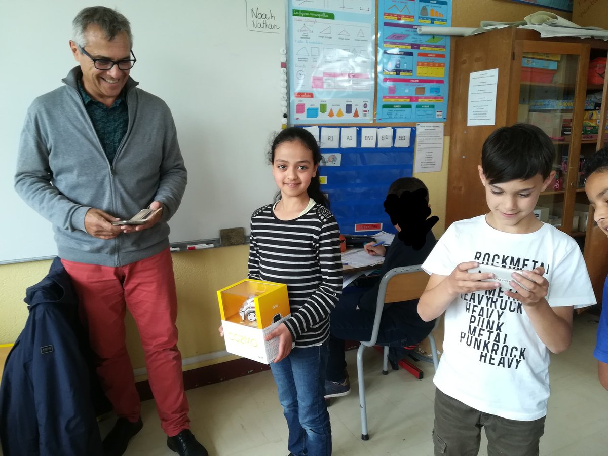 PetitsPrinces33's tweet image. Grand écart dans le temps, du passé au #futur 2/2 : Cet après-midi, nous avons reçu la visite de @philippeguillem de @canope_33. Il nous a présenté le #robot Cozmo et s&apos;est intéressé à notre façon de le découvrir. #robotiqueéducative #curiosité #questionnement