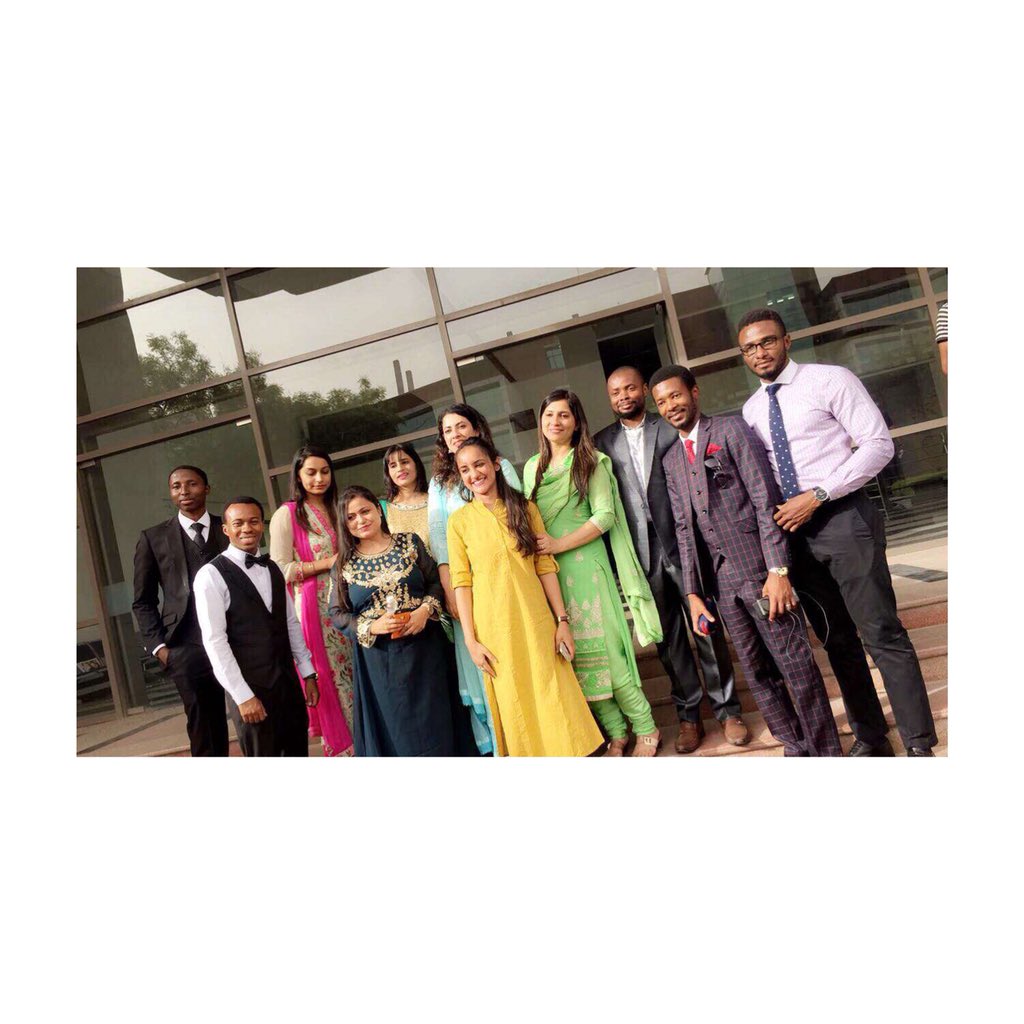 Aynawawee's tweet photo. #Farewell#Anotherone#classof2018 🎓 https://t.co/yPWJudtyLr