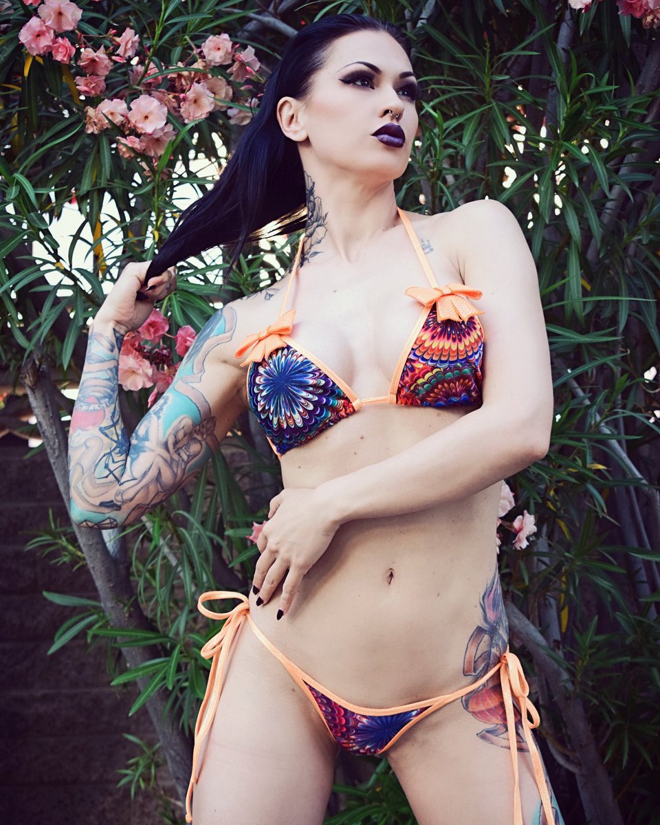 louloudvil's tweet photo. Bikini season has officially started 🌺🌴 Check out @QueenofCrystal1 for perfect shaped &amp; crystallized bikinis! I'm going to be posting lot of pics of different kind of #bikini styles so follow the feed and get inspired for the summer! Image by @Thebaronvegas https://t.co/znhHWJHoOX