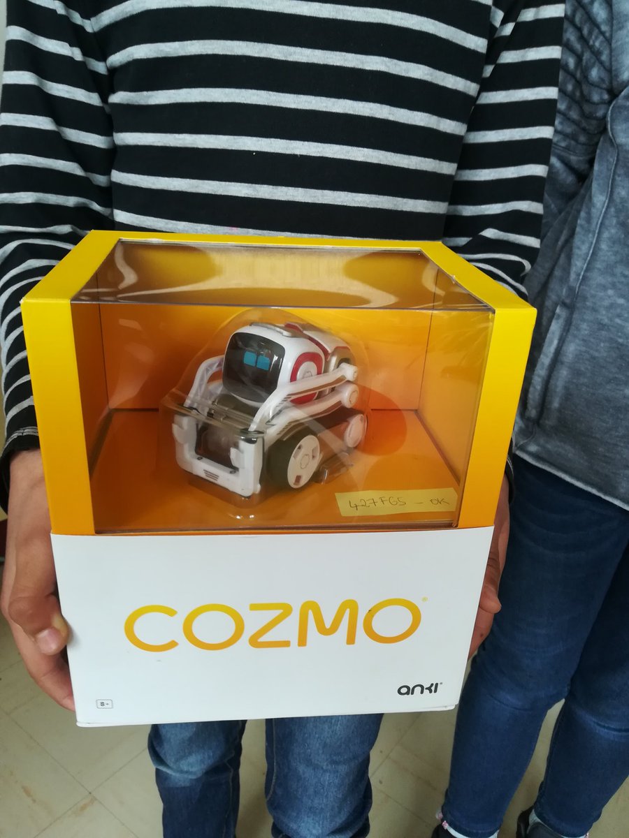 PetitsPrinces33's tweet image. Grand écart dans le temps, du passé au #futur 2/2 : Cet après-midi, nous avons reçu la visite de @philippeguillem de @canope_33. Il nous a présenté le #robot Cozmo et s&apos;est intéressé à notre façon de le découvrir. #robotiqueéducative #curiosité #questionnement