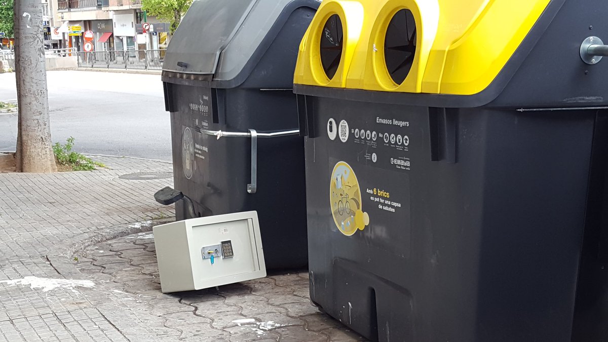 Neustru's tweet photo. A qui ho hagi deixat: en serio que no se t'acud una manera millor de desfer-te d'una caixa fort que ja no vols? #StopBruts #elTeuCompromís per una #PalmaNeta https://t.co/SChlBi2cRr