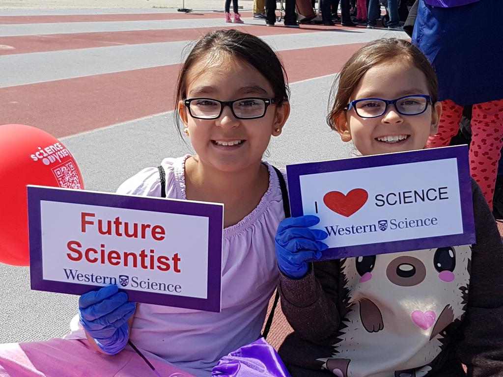 westernuScience's tweet photo. When your girls tell you they love #science don't ask why. Just nurture their curiosity, encourage their questions and explore with them. Then stand back and watch them blossom. #MondayMotivation #livethescience https://t.co/289ooDvRwa