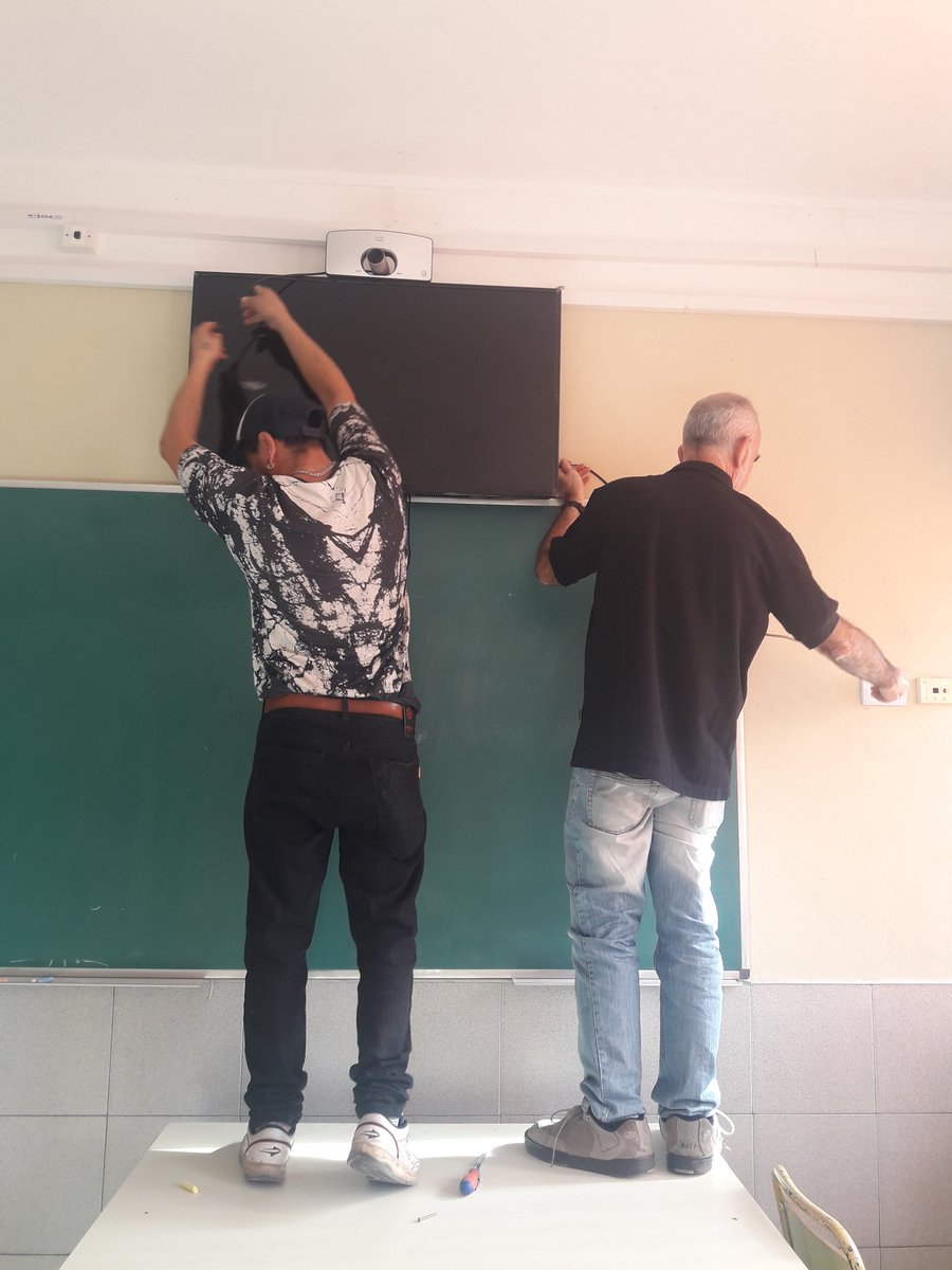 SuTamb's tweet photo. Culminando instalación de equipamiento aula capacitación @ciiepilar @baregion11 @stellafornas https://t.co/rVHbBS8Gp2