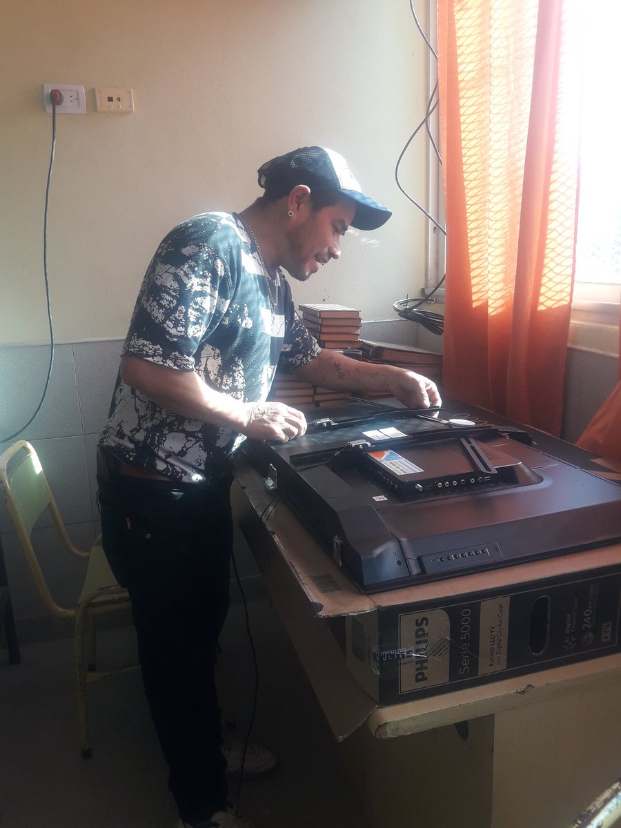 SuTamb's tweet photo. Culminando instalación de equipamiento aula capacitación @ciiepilar @baregion11 @stellafornas https://t.co/rVHbBS8Gp2