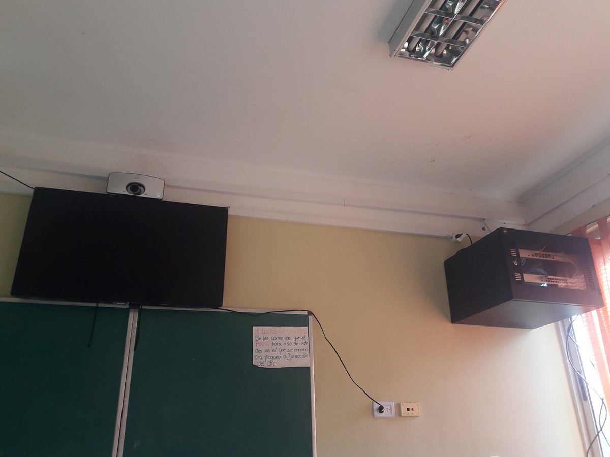 SuTamb's tweet photo. Culminando instalación de equipamiento aula capacitación @ciiepilar @baregion11 @stellafornas https://t.co/rVHbBS8Gp2