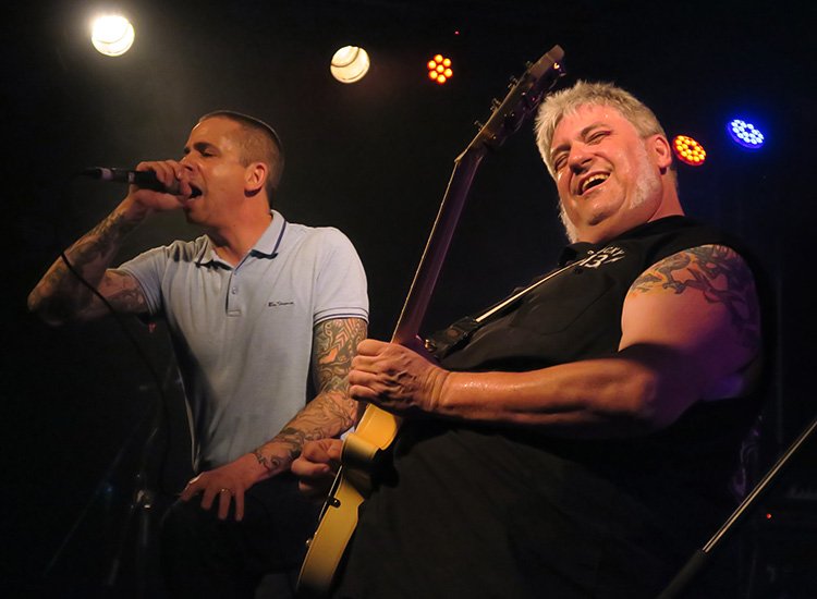 RockstageRiot's tweet photo. Neue Konzertreview online: Die kalifornischen Punkrocker THE GENERATORS mit Support von VOODOO GODZ im Frankfurter Club Das Bett. #thegenerators 
@Generatorsmusic #voodoogodz @lee_bett #punkrock https://t.co/uxnH8nNaFo https://t.co/vpx0KBp8JC