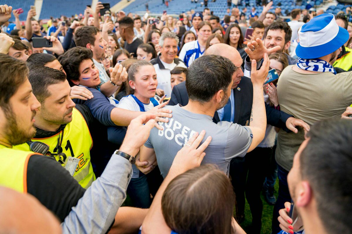 Melhor forma de fechar a época: no nosso estádio, com este grupo fantástico e com o mar azul que nos acompanhou em todos os momentos desta época tão especial. Parabéns a cada um de nós, Portistas campeões!