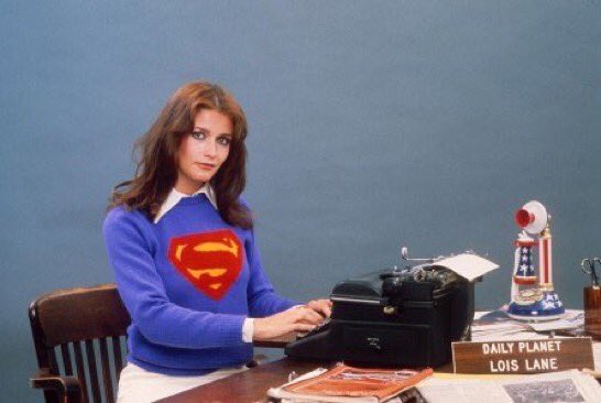 _angelamiranda's tweet photo. Vaya, acabo de enterarme, qué pena! RIP #Loiselane #inspiración 😂😂#margokidder https://t.co/EgW8TtlKAi https://t.co/pMMmdVKMk8