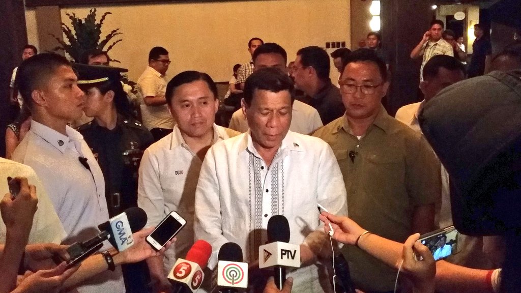 ABSCBNNews's tweet image. Ayon kay Pang. Duterte, hindi siya bumuto sa #Halalan2018 kasi kaibigan niya ang mga kandidato at para iwas duda na rin. | via @jekkipascual